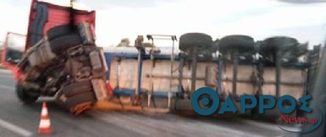 Βυτιοφόρο με γάλα ανετράπη στην Αθηνών-Κορίνθου (φωτογραφία)