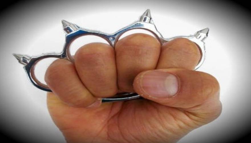 Συνελήφθησαν ένας 20χρονος και δυο ανήλικοι με σιδερογροθιά στην Καλαμάτα