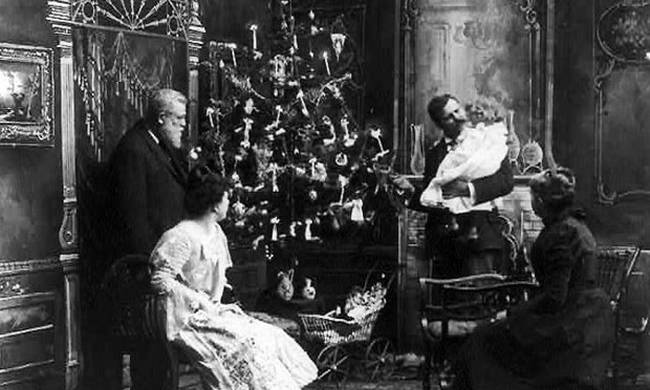 Το πρώτο χριστουγεννιάτικο δέντρο σε ελληνικό σπίτι…