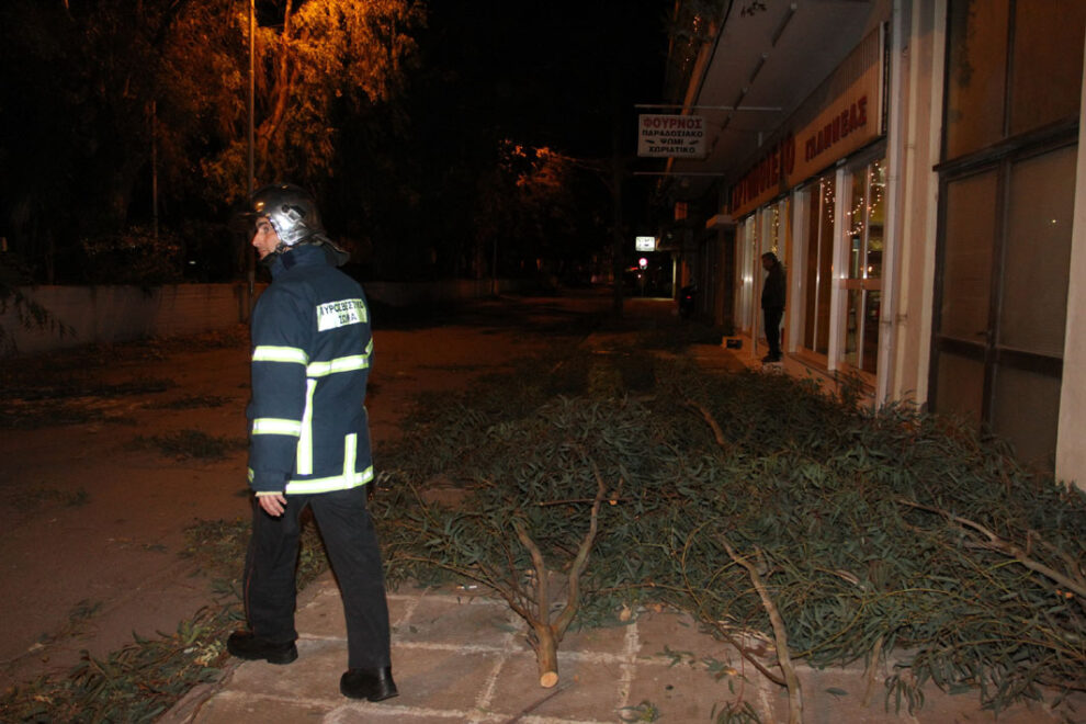 Άνεμοι 9 μποφόρ σάρωσαν χθες την Καλαμάτα (φωτογραφίες)