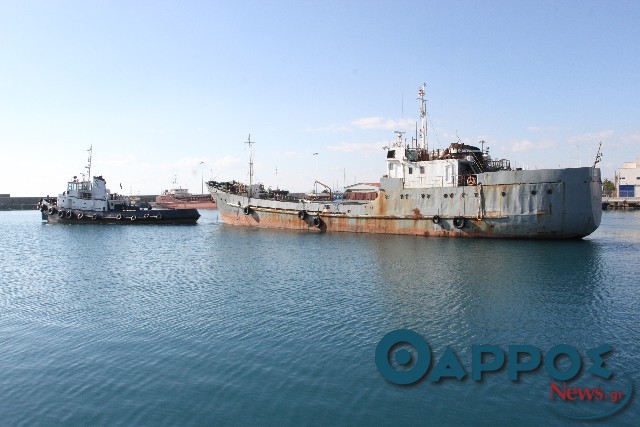 «Καθαρίζει» από τα σαπιοκάραβα το λιμάνι της Καλαμάτας (φωτογραφίες)