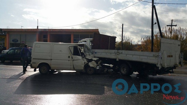 Σοβαρό τροχαίο ατύχημα με 2 τραυματίες στον κόμβο Ζαφείρη στο Ασπρόχωμα (φωτογραφίες & βίντεο)