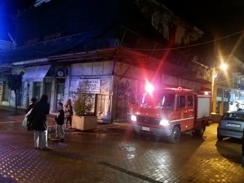 Φωτιά σε διατηρητέο στο κέντρο της Καλαμάτας (φωτογραφίες)