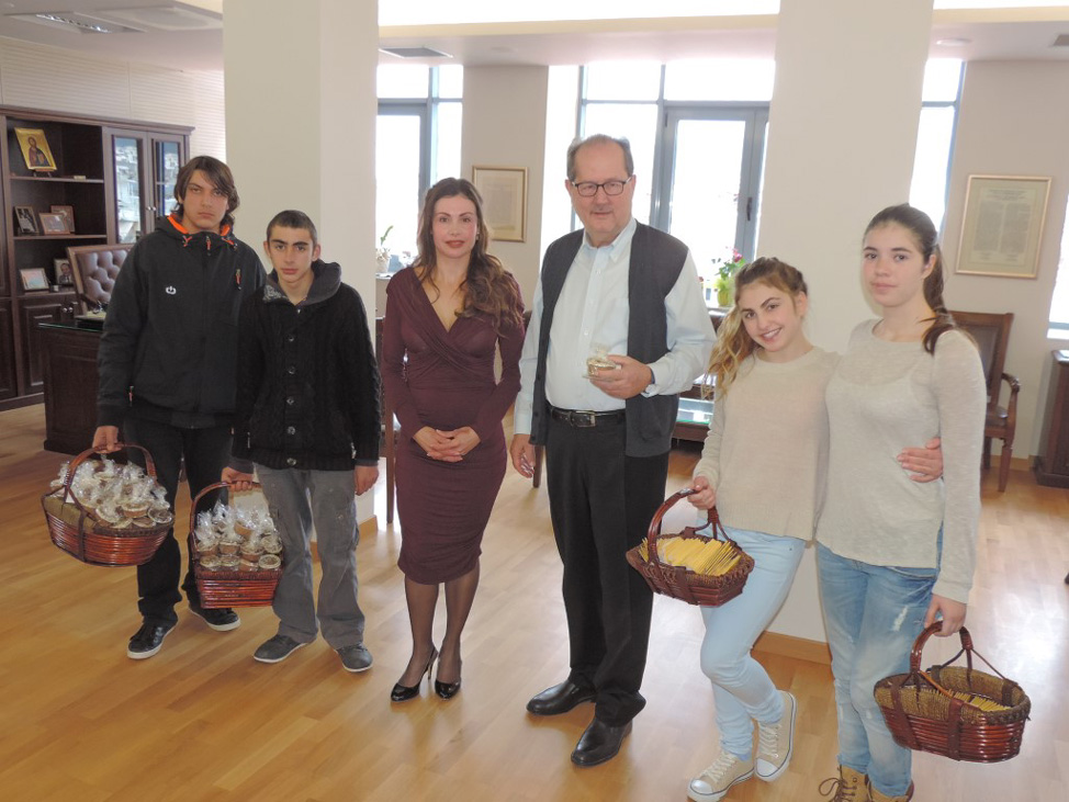 Επίσκεψη γεμάτη από έθιμα των Φώτων στο Δημαρχείο της Καλαμάτας