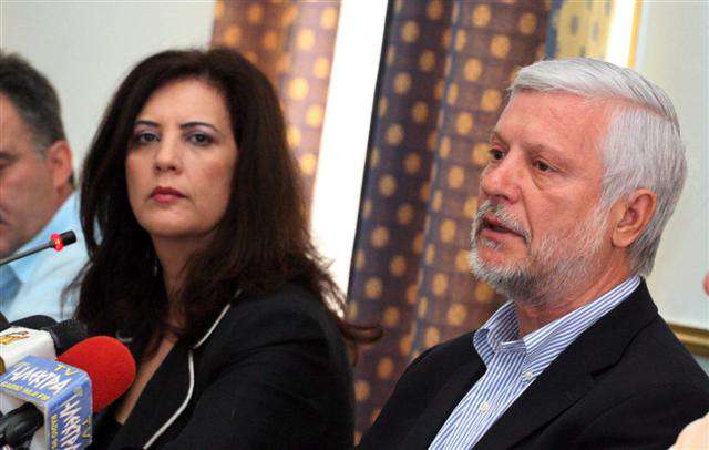 Πέτρος Τατούλης και Ντίνα Νικολάκου: Με… όπλα και παλάσκες κατά της κυβέρνησης