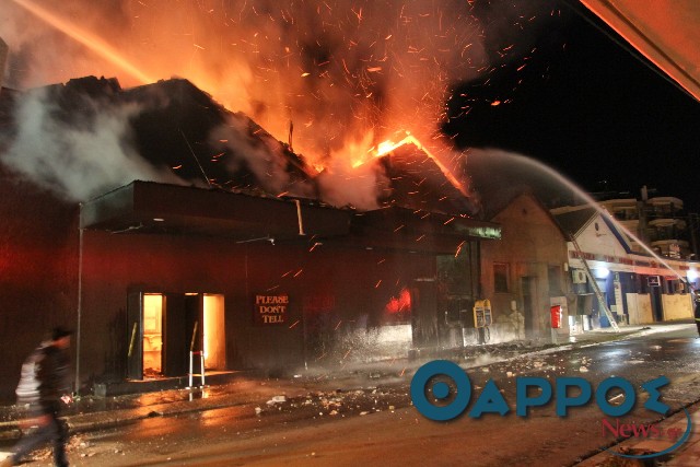 Κάηκε ολοσχερώς το κλαμπ στο κέντρο της Καλαμάτας (φωτογραφίες και βίντεο)