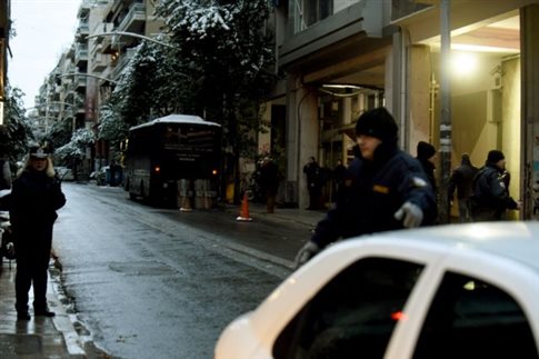 Ένοπλη επίθεση σε βάρος αστυνομικών έξω από τα γραφεία του ΠΑΣΟΚ