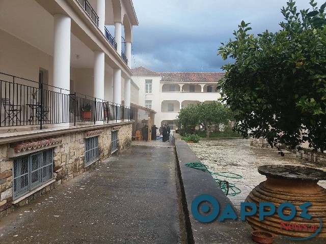 Φωτιά σε μοναστήρι στο κέντρο της Καλαμάτας (φωτογραφίες)