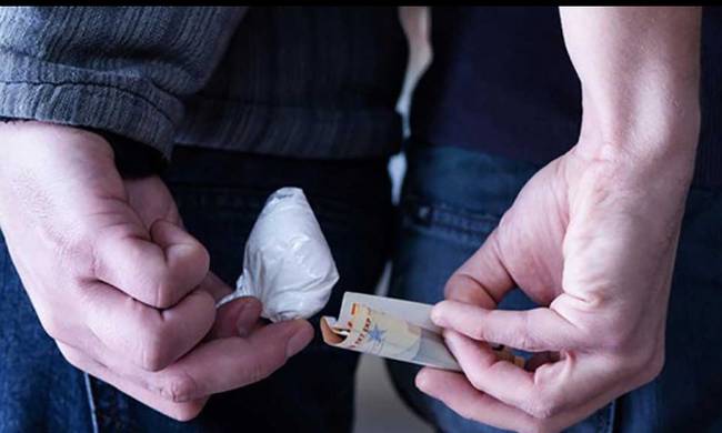 Σύλληψη δύο ατόμων στην Καλαμάτα για αγοραπωλησία ναρκωτικών