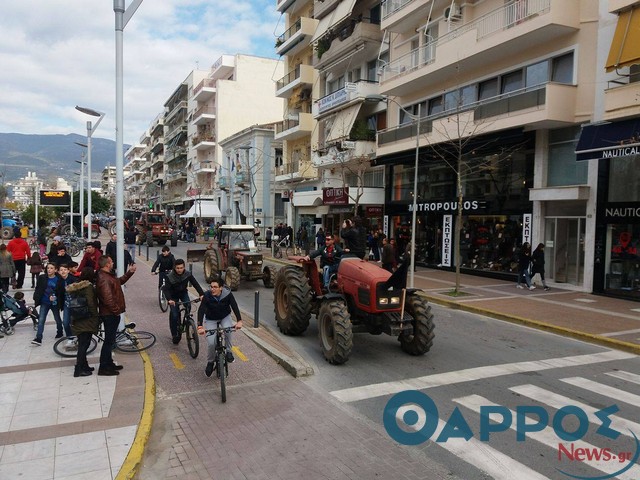«Εισβολή» τρακτέρ στο κέντρο της Καλαμάτας! (φωτογραφίες & βίντεο)