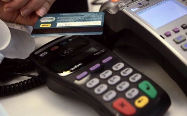 Πρόστιμα 1.000 ευρώ σε όσους δεν έχουν πινακίδα ότι διαθέτουν POS ή όχι