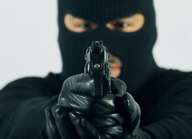 Ληστεία με πυροβολισμούς στα ΕΛΤΑ Ανδραβίδας – Ανθρωποκυνηγητό για τη σύλληψη των δραστών