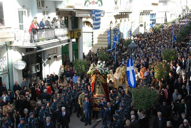 Η Καλαμάτα… κλίνει το γόνυ με ευλάβεια στην πολιούχο της