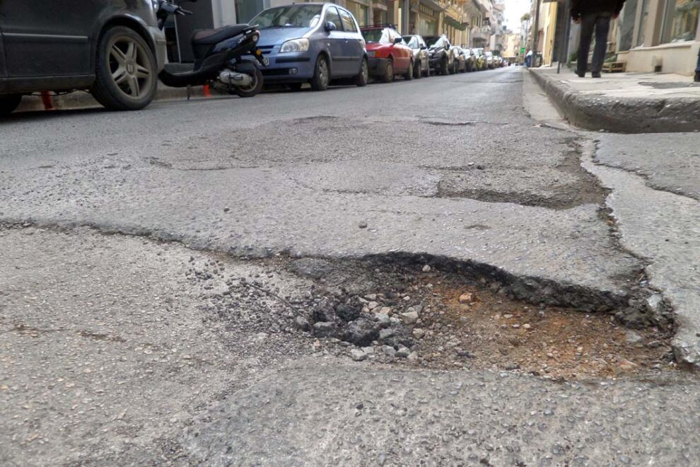 Καλοκαίρια και χειμώνες, μονίμως… βομβαρδισμένη η Αναγνωσταρά στο κέντρο της Καλαμάτας (φωτογραφίες)