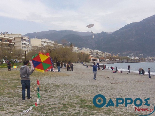 «Μωσαϊκό» από χαρταετούς στον γκρίζο ουρανό της Καλαμάτας! (φωτογραφίες)