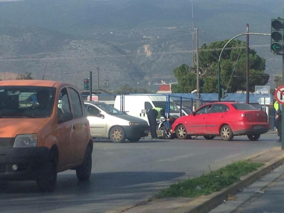 Αυτοκίνητο συγκρούστηκε με μηχανάκι στη Νέα Είσοδο (φωτογραφίες)