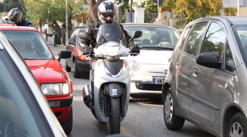Τα μηχανάκια που κινούνται ανάμεσα στις λωρίδες φταίνε σε περίπτωση ατυχήματος