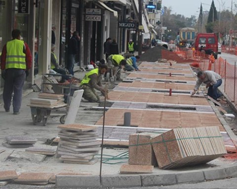 Τσιγγάνοι έκλεψαν πλάκες πεζοδρομίου από την Αριστομένους