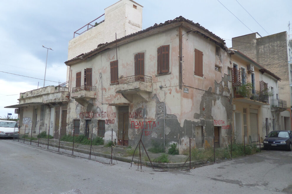 Ετοιμόρροπα σπίτια, άκρως επικίνδυνα στην Καλαμάτα