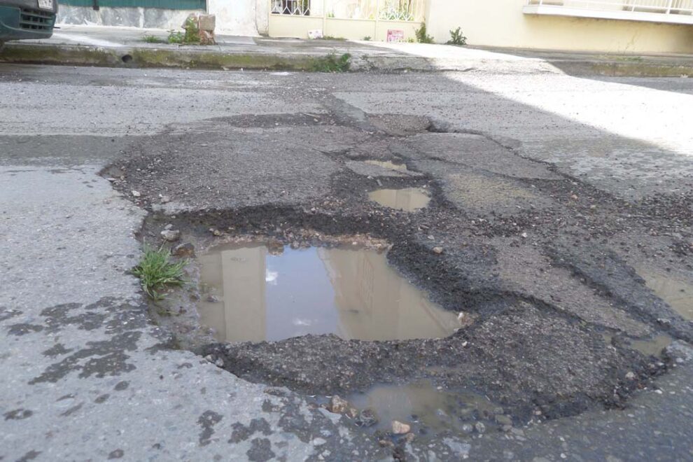Ο…κρατήρας στη Δημοσθένους
