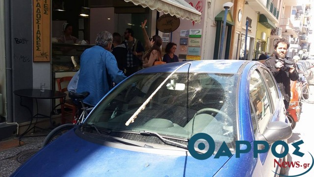 Σιδερόβεργα καρφώθηκε σε αυτοκίνητο στο κέντρο της Καλαμάτας (φωτογραφίες & βίντεο)