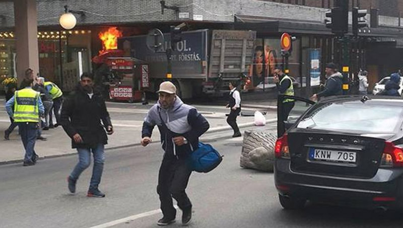 Φορτηγό έπεσε πάνω σε ανθρώπους στο κέντρο της Στοκχόλμης- Υπάρχουν νεκροί