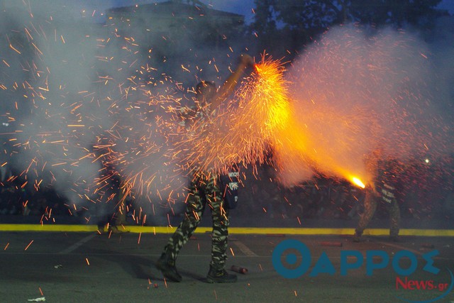 Εντυπωσίασε για ακόμα μια χρονιά ο σαϊτοπόλεμος της Καλαμάτας (φωτογραφίες και βίντεο)