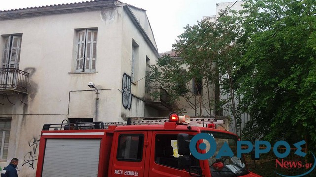 Φωτιά σε μονοκατοικία στο κέντρο της Καλαμάτας (φωτογραφίες & βίντεο)