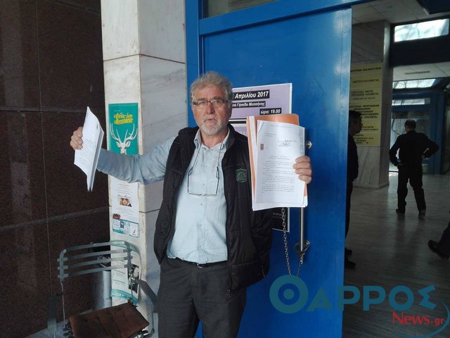 Άνδρας αλυσοδέθηκε έξω από τα δικαστήρια διαμαρτυρόμενος για δικαστικές αποφάσεις (φωτογραφίες)