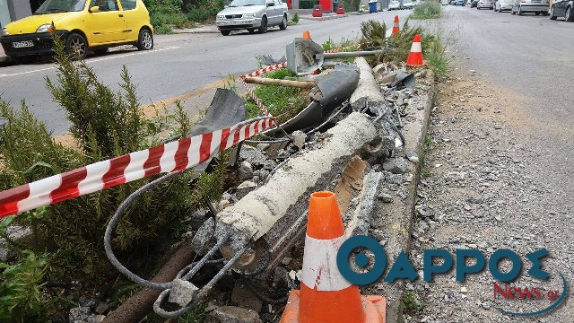 Αυτοκίνητο “διέλυσε” κολώνα φωτισμού στην Ακρίτα (φωτογραφίες)