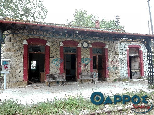 Η εγκατάλειψη και η βρωμιά κυριαρχούν στο σταθμό του ΟΣΕ στο Ασπρόχωμα (φωτογραφίες)