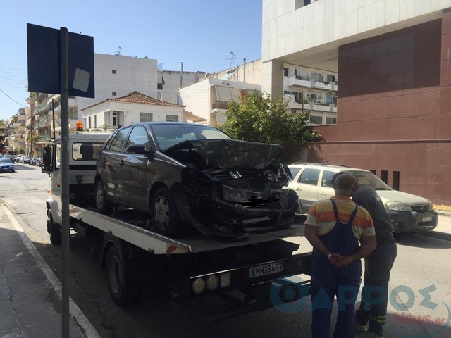 Τραυματίστηκε οδηγός όταν το αυτοκίνητο του «έπεσε» πάνω σε «κλαρκ» στην οδό Σόλωνος! (φωτογραφίες)