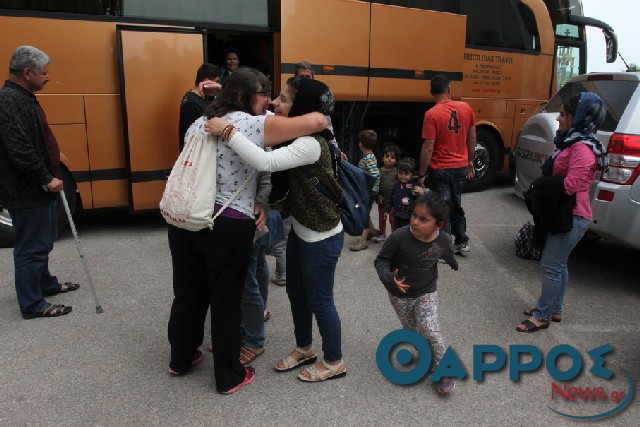 Με χαμόγελα και χωρίς αντιδράσεις αποχώρησαν από την Καλαμάτα οι 19 μετανάστες (φωτογραφίες)