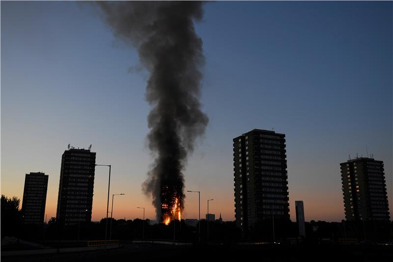 Πυρκαγιά σε κτίριο 27 ορόφων στο Λονδίνο- Φόβοι για κατάρρευση