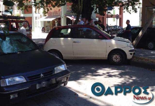 Αυτοκίνητο έπεσε σε δέντρο στη Θεμιστοκλέους (φωτογραφίες)