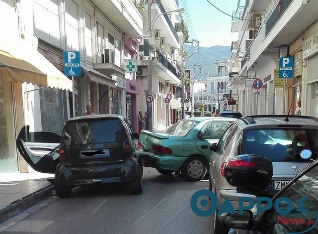 Τροχαίο ατύχημα στο κέντρο της Καλαμάτας – Κλειστή η Αναγνωσταρά (φωτογραφίες)