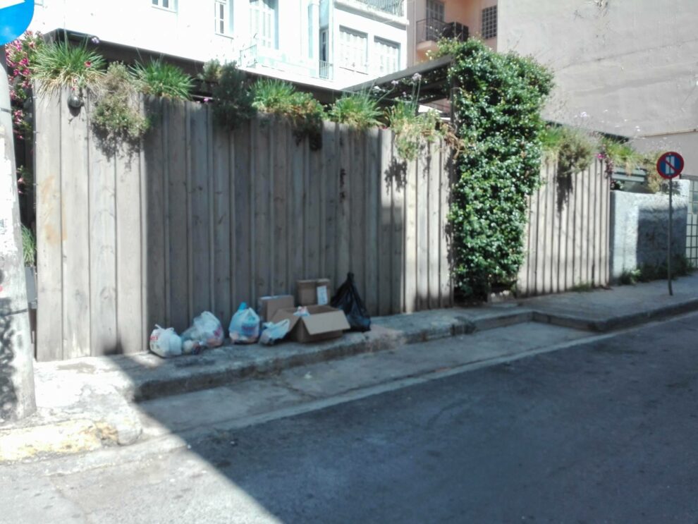 «Καθάρισαν» τα σκουπίδια και πήραν μαζί τους και τους κάδους