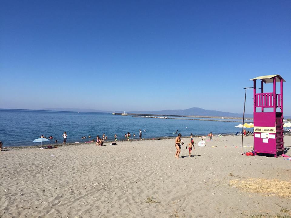 Βουλιάζουν τις ναυαγοσωστικές λέμβους στην παραλία της Καλαμάτας