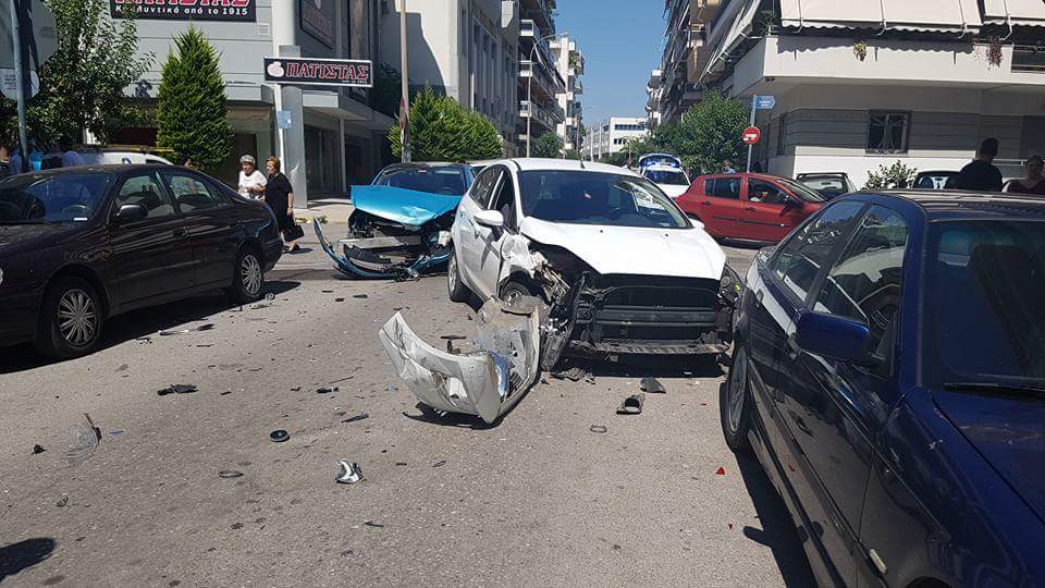 Σφοδρή σύγκρουση οχημάτων στο κέντρο της Καλαμάτας (φωτογραφίες)