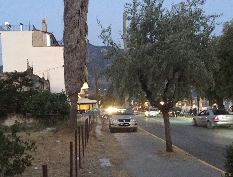 Πάνω στο πεζοδρόμιο…