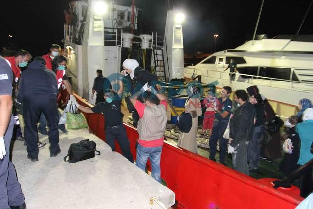 47 μετανάστες μεταφέρονταν στην Καλαμάτα -Τελευταία στιγμή αποφασίστηκε η Κόρινθος (βίντεο)