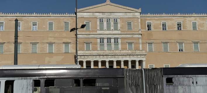 Ο Ρουβίκωνας έκανε ντου στο προαύλιο της Βουλής