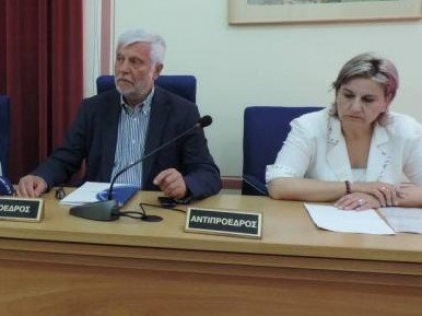 Στο παρασκήνιο