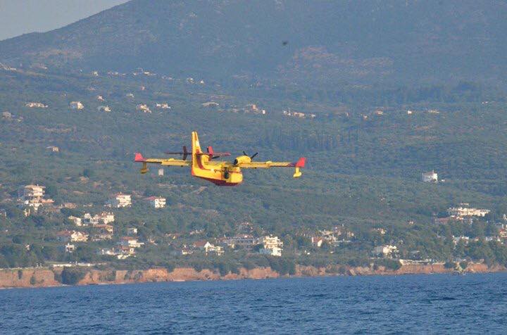 Μάχη με τις φλόγες δίνουν οι πυροσβέστες στα Κύθηρα- Από την Καλαμάτα ο ανεφοδιασμός των αεροσκαφών
