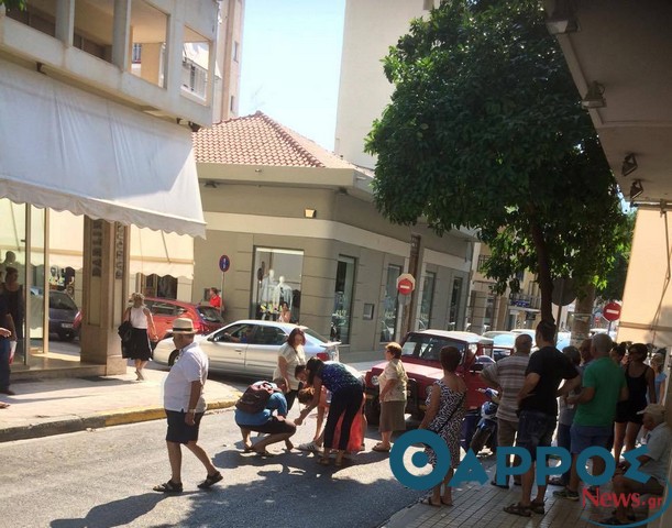 Αυτοκίνητο ΙΧ χτύπησε μηχανάκι στο κέντρο της Καλαμάτας (φωτόγραφίες)