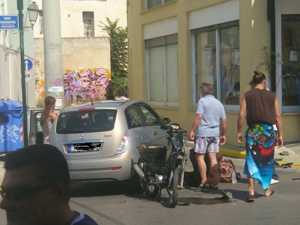 Τροχαίο με τραυματισμό στη διασταύρωση Μελετίου & Υπαπαντής (φωτογραφίες