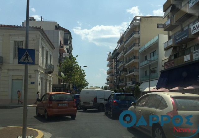 Χαλασμένα φανάρια και κυκλοφοριακό χάος στο κέντρο της Καλαμάτας