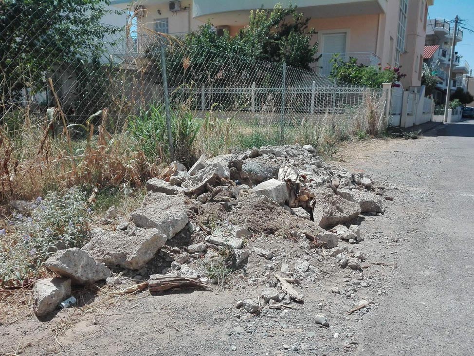 Πέτρες και μπάζα στο Μουσικό Σχολείο