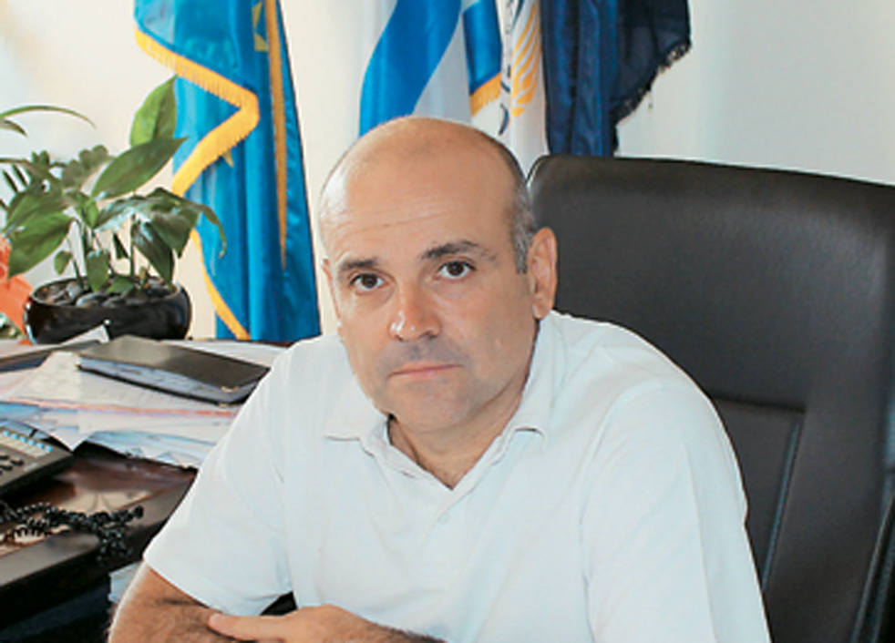 Μαχαίρωσαν το Δήμαρχο Ελευσίνας μέσα στο γραφείο του!