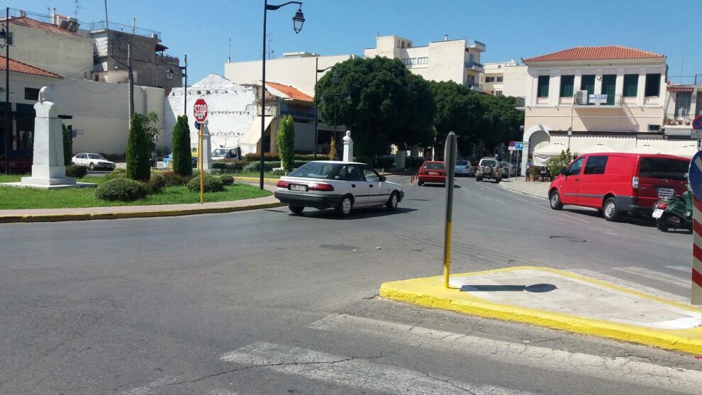 Ταξί παρέσυρε και τραυμάτισε δημοτικό αστυνόμο στο κέντρο της Καλαμάτας!